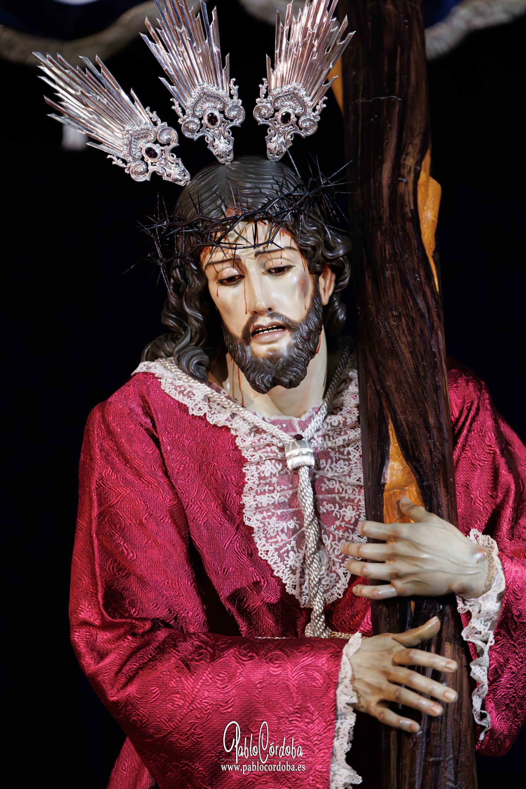 nuestro Padre Jesús del Amor y la Entrega para su besa pies.